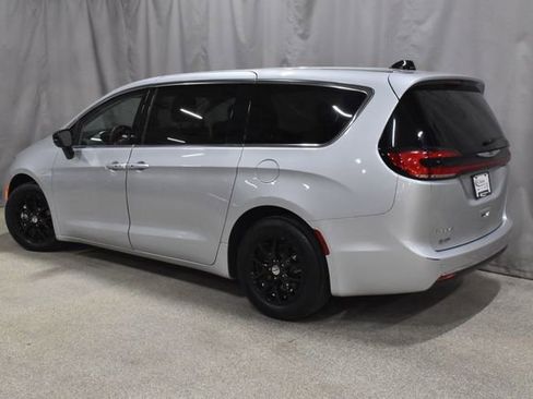 Certified 2024 Chrysler Pacifica Touring-L image 7