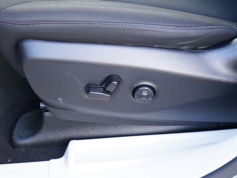 Used 2023 Chrysler Voyager LX image 16