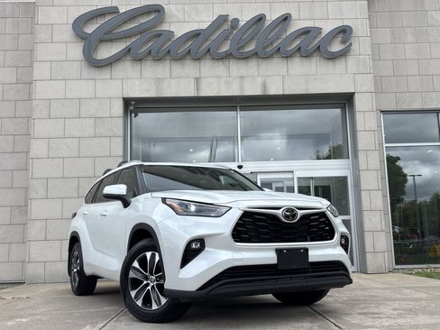 Used 2022 Toyota Highlander XLE AWD/4WD image 1