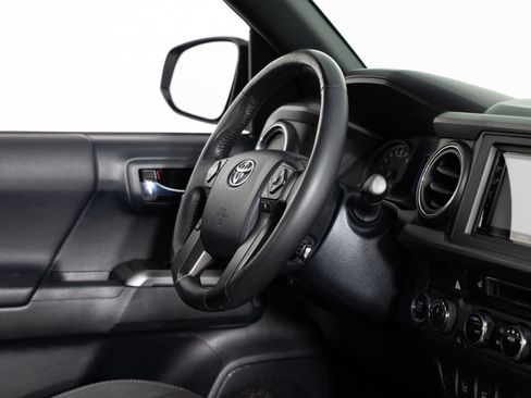 Used 2017 Toyota Tacoma TRD Off-Road w/ Premium & Technology Package AWD/4WD image 24