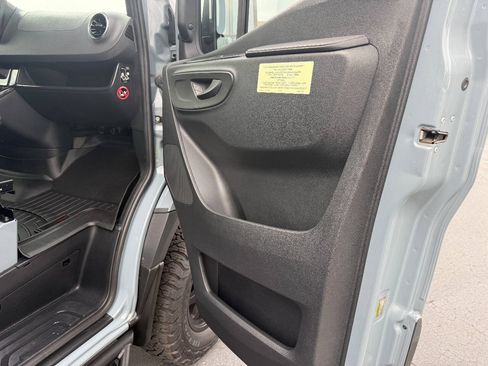 Used 2022 Mercedes-Benz Sprinter 2500 image 12