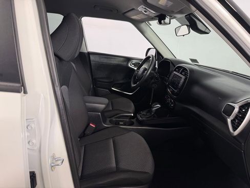 Used 2025 Kia Soul LX FWD image 33