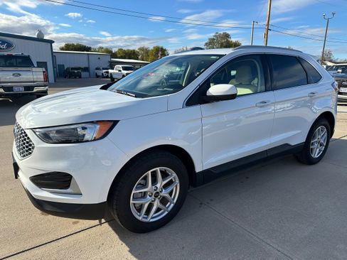 Used 2024 Ford Edge SEL w/ Class II Trailer Tow Package image 1