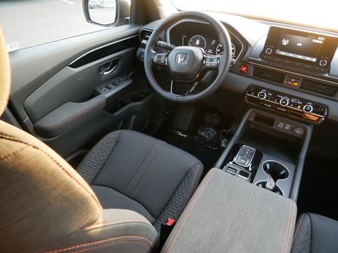 New 2025 Honda Pilot Sport image 9