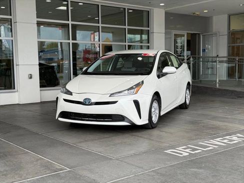 Certified 2019 Toyota Prius L Eco FWD image 2