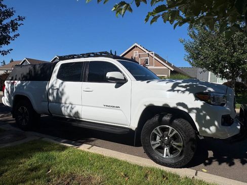Used 2019 Toyota Tacoma TRD Sport w/ TRD Premium Sport Package AWD/4WD image 6