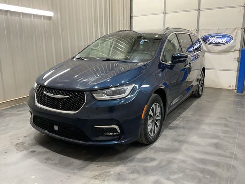 Used 2021 Chrysler Pacifica Touring-L image 3