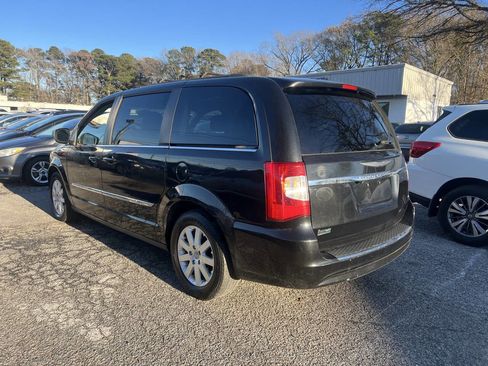 Used 2016 Chrysler Town & Country Touring image 9