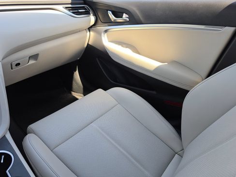 Used 2025 Genesis G70 2.5T RWD image 18