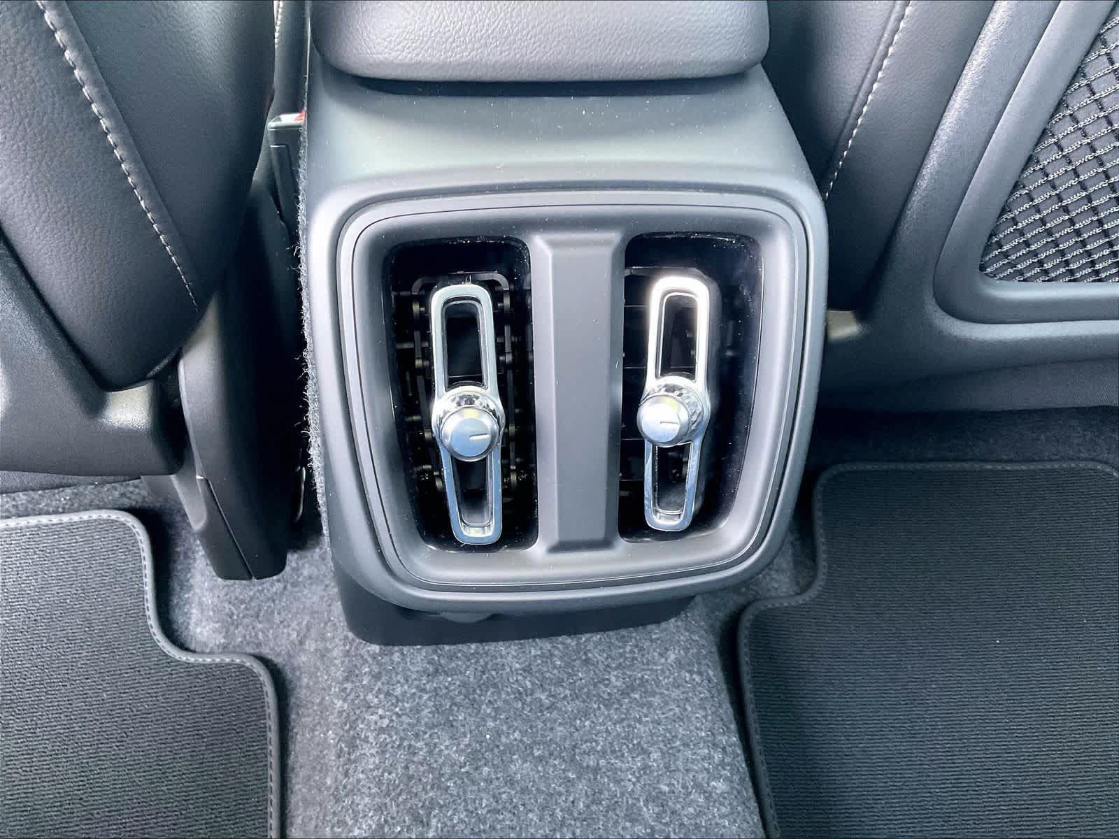 New 2026 Volvo XC40 B5 Core w/ Climate Package AWD/4WD image 16