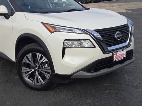 Used 2023 Nissan Rogue SV image 2