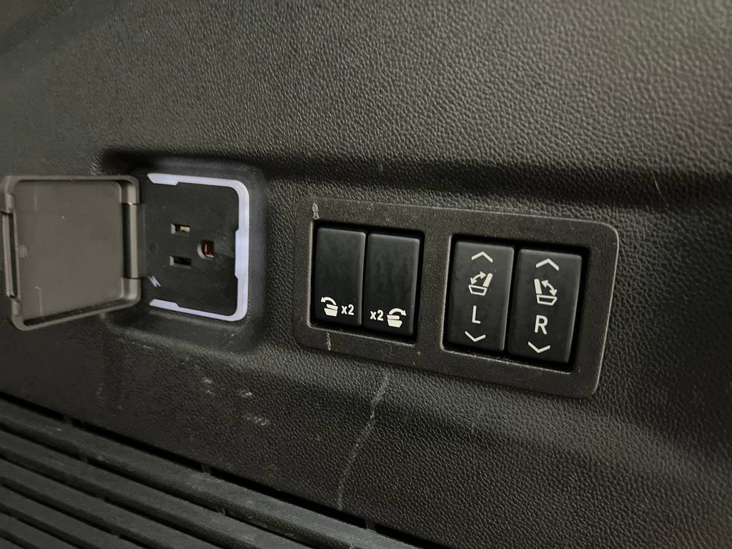 Used 2025 GMC Yukon XL Denali RWD image 46