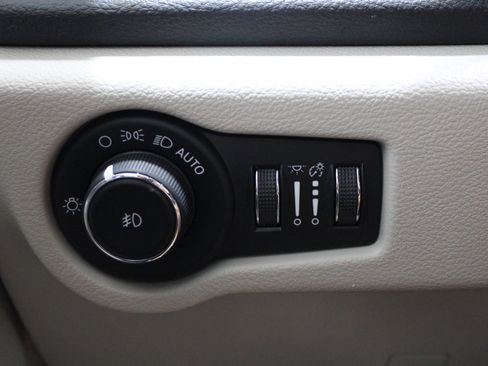 Used 2023 Chrysler Pacifica Limited FWD image 44