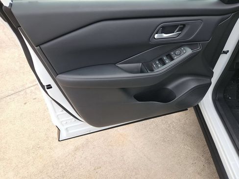 Used 2026 Nissan Rogue SV FWD image 28
