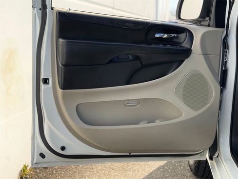 Used 2018 Dodge Grand Caravan SE w/ UConnect Hands-Free Group image 10