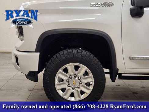 Used 2025 Chevrolet Silverado 2500 High Country AWD/4WD image 5