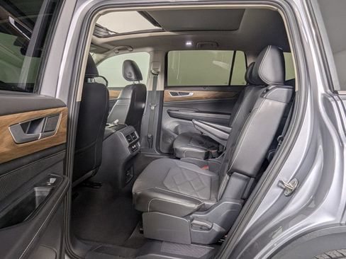 Used 2024 Volkswagen Atlas SE FWD image 24