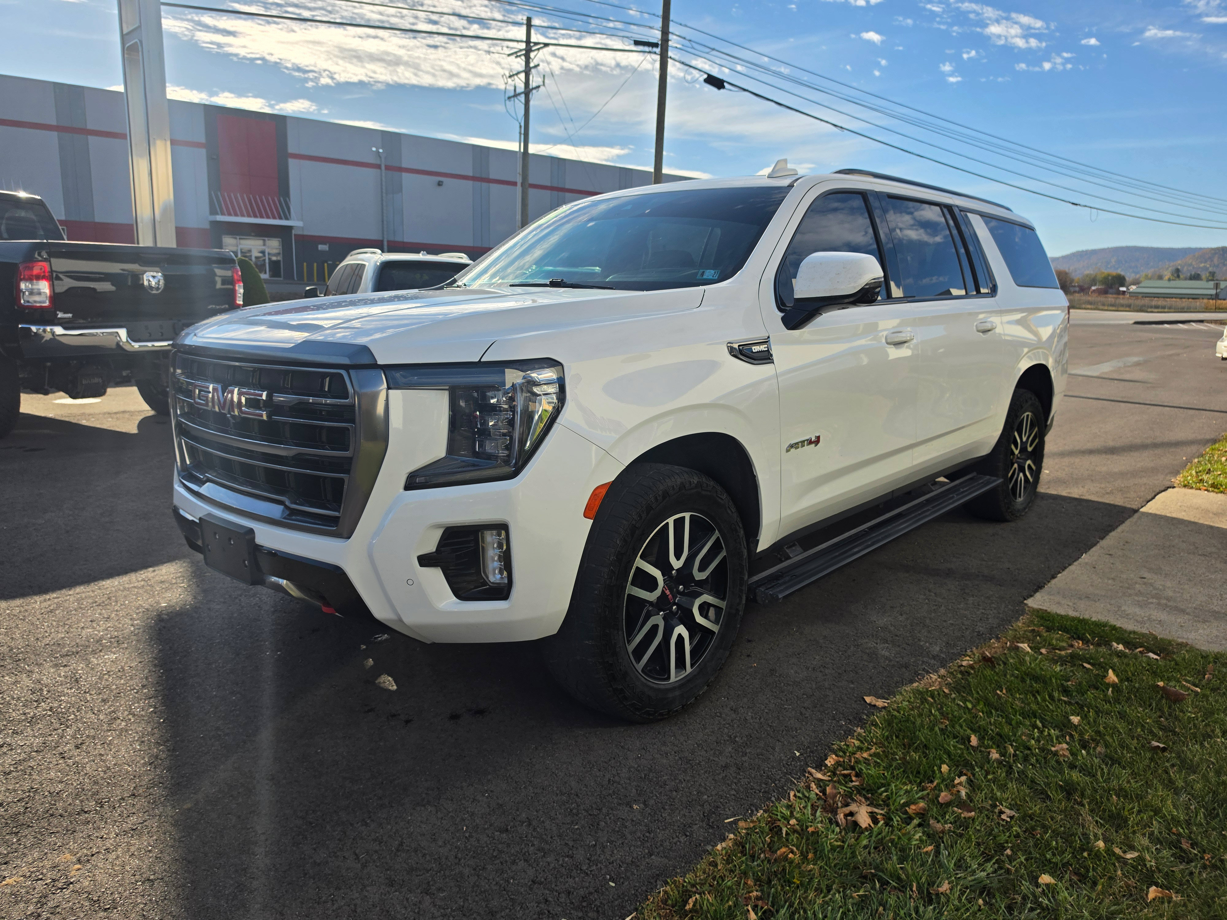Used 2023 GMC Yukon XL AT4 w/ Technology Package AWD/4WD image 7