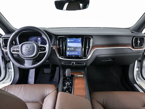 Used 2025 Volvo V60 B5 Cross Country Plus image 19