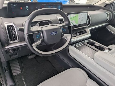 Used 2025 Ford Expedition Platinum image 10