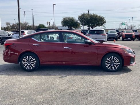 Used 2025 Nissan Altima 2.5 SV image 4