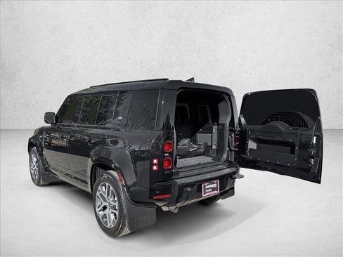 Used 2024 Land Rover Defender 110 X-Dynamic SE image 7