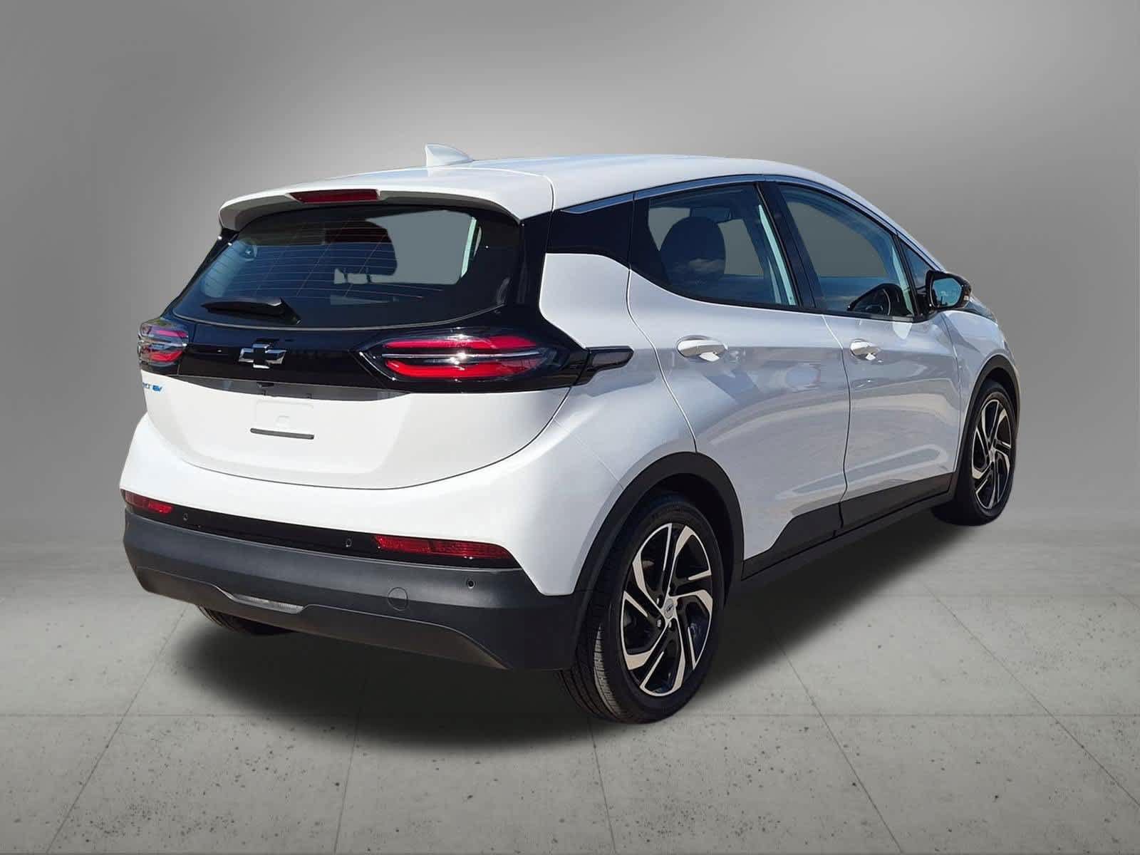 Used 2023 Chevrolet Bolt LT w/ Infotainment Package FWD image 6