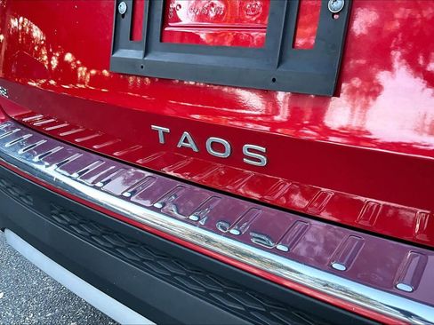 Certified 2023 Volkswagen Taos SE w/ Panoramic Sunroof Package image 9