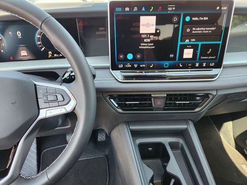 New 2025 Volkswagen Tiguan SE image 12