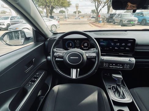 Used 2025 Hyundai Kona SEL image 11