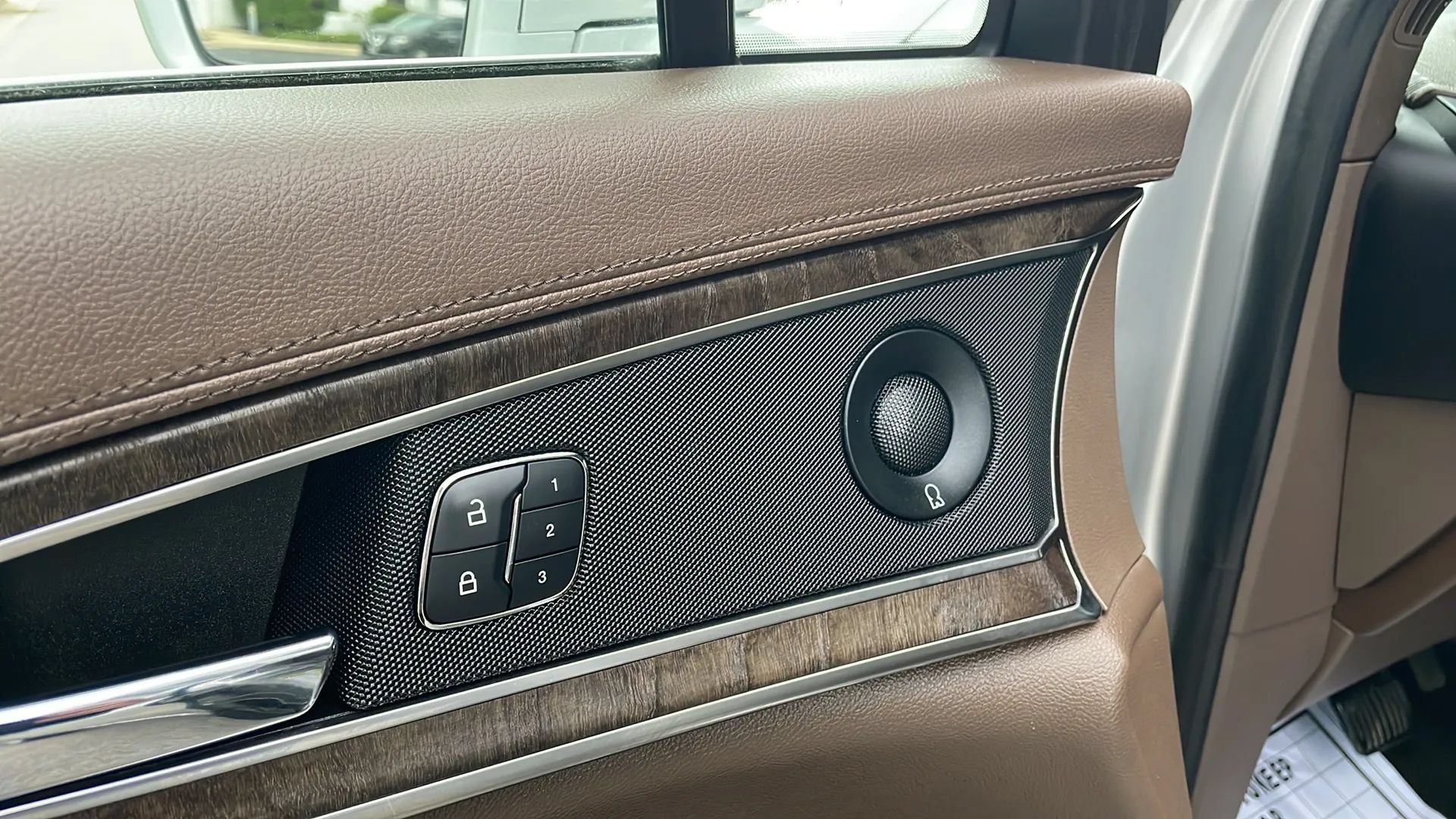 Used 2018 Lincoln MKX Reserve AWD/4WD image 11