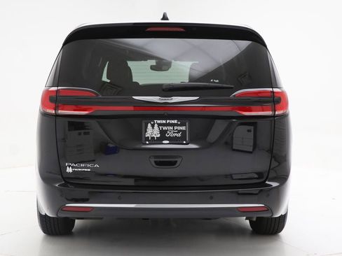 Used 2025 Chrysler Pacifica Select FWD image 7
