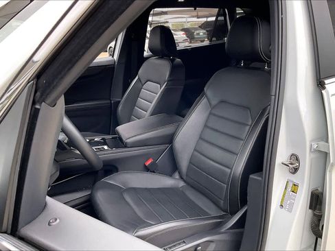 Used 2024 Volkswagen Atlas Cross Sport SEL image 8