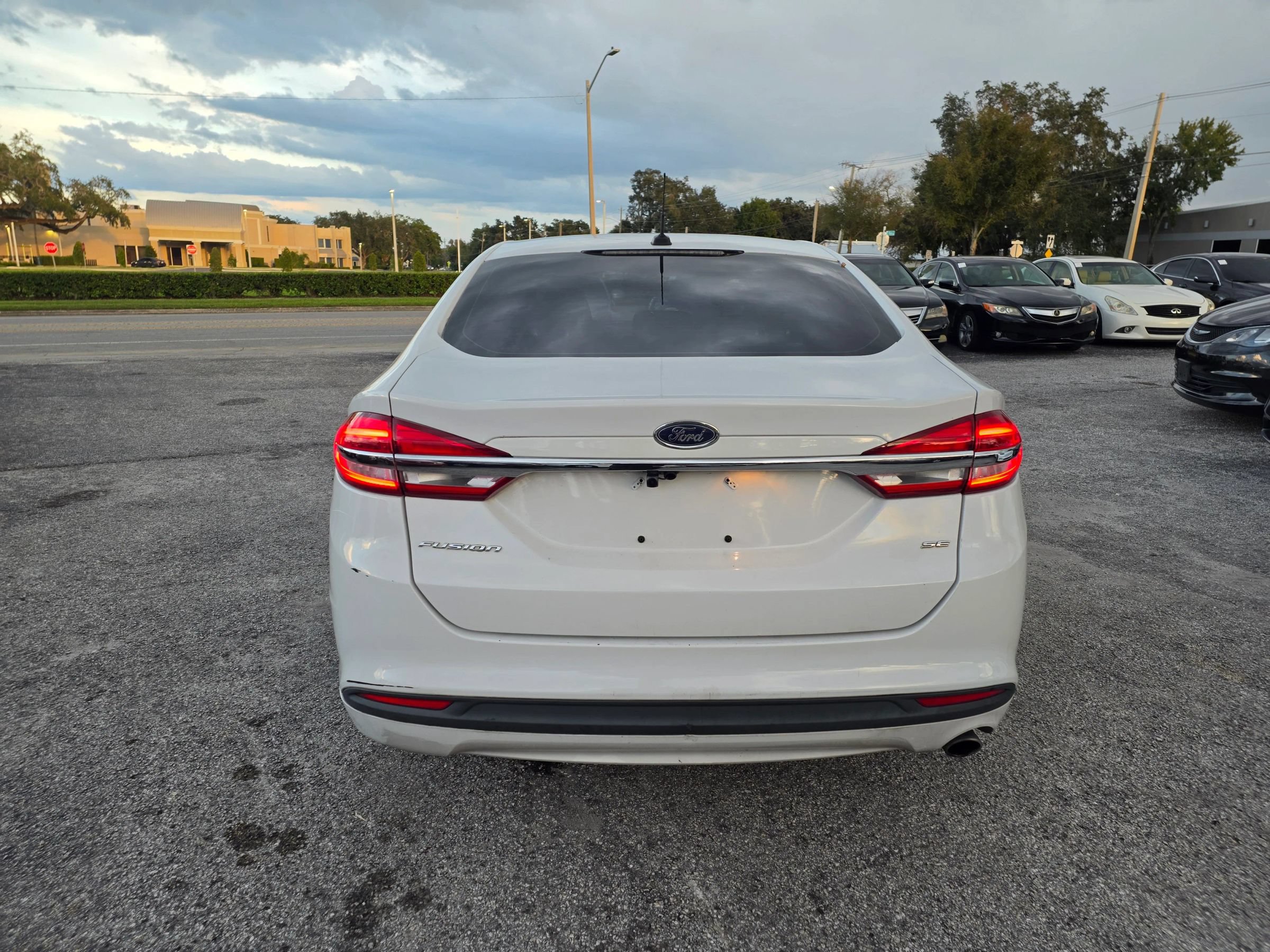 Used 2018 Ford Fusion SE FWD image 5