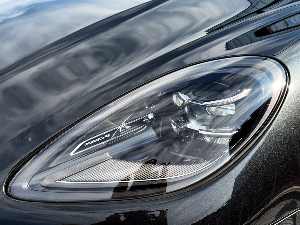 Certified 2024 Porsche Macan AWD/4WD image 12
