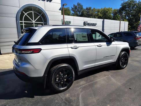New 2025 Jeep Grand Cherokee Altitude image 15