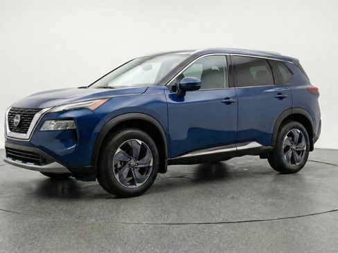 Used 2025 Nissan Rogue SV image 3