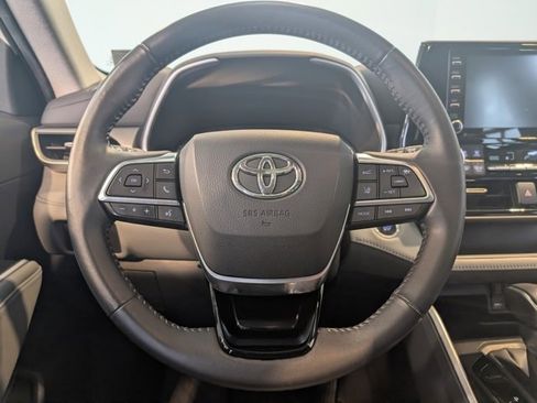 Used 2020 Toyota Highlander XLE image 17