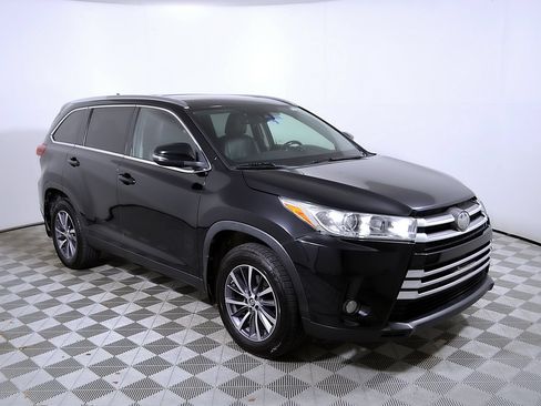 Used 2019 Toyota Highlander XLE AWD/4WD image 6