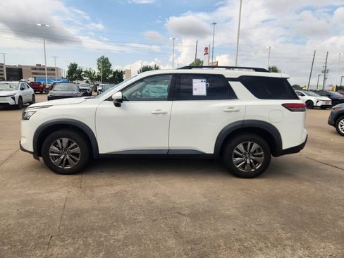 Used 2025 Nissan Pathfinder SV FWD image 4