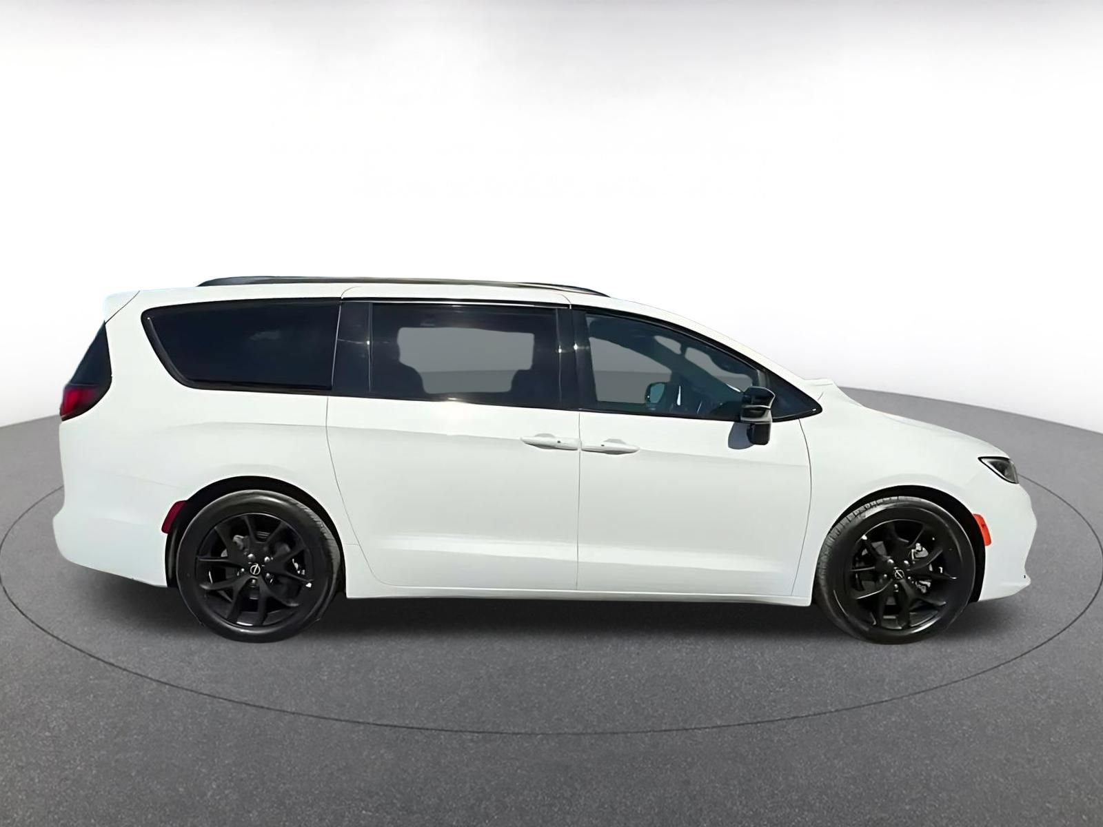 Used 2025 Chrysler Pacifica Limited FWD image 15