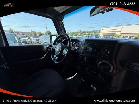 Used 2014 Jeep Wrangler Unlimited Sport w/ Connectivity Group AWD/4WD image 14