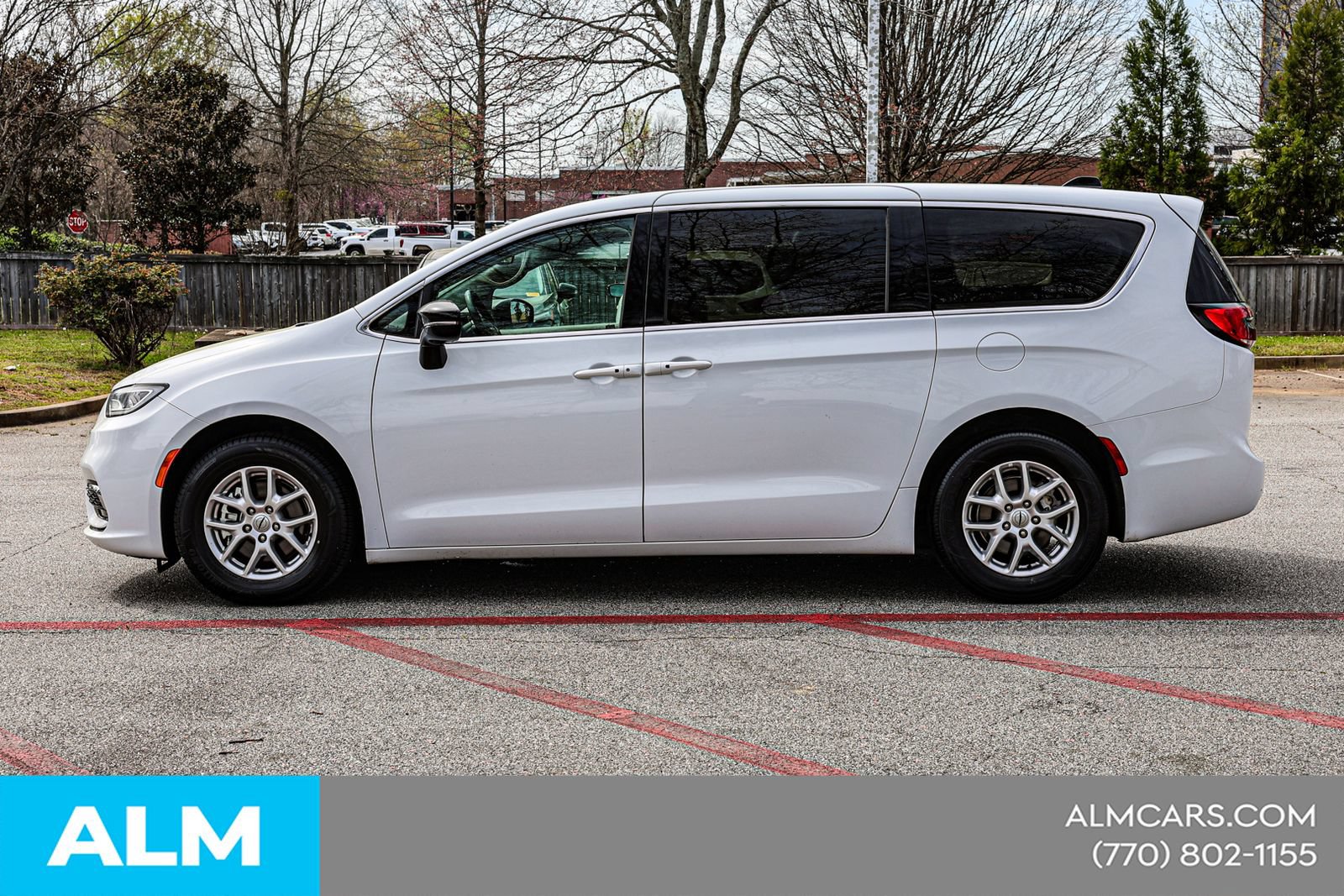 Used 2024 Chrysler Pacifica Touring-L FWD image 9