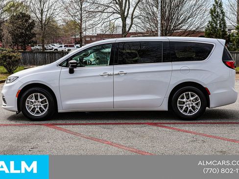 Used 2024 Chrysler Pacifica Touring-L FWD image 9
