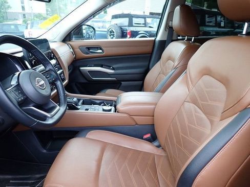 Used 2023 Nissan Pathfinder Platinum AWD/4WD image 11