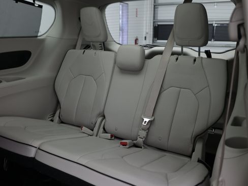 Used 2021 Chrysler Pacifica Limited w/ Uconnect Theater Family Group FWD image 38