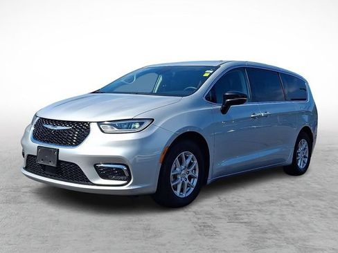 Used 2024 Chrysler Pacifica Touring-L FWD image 3