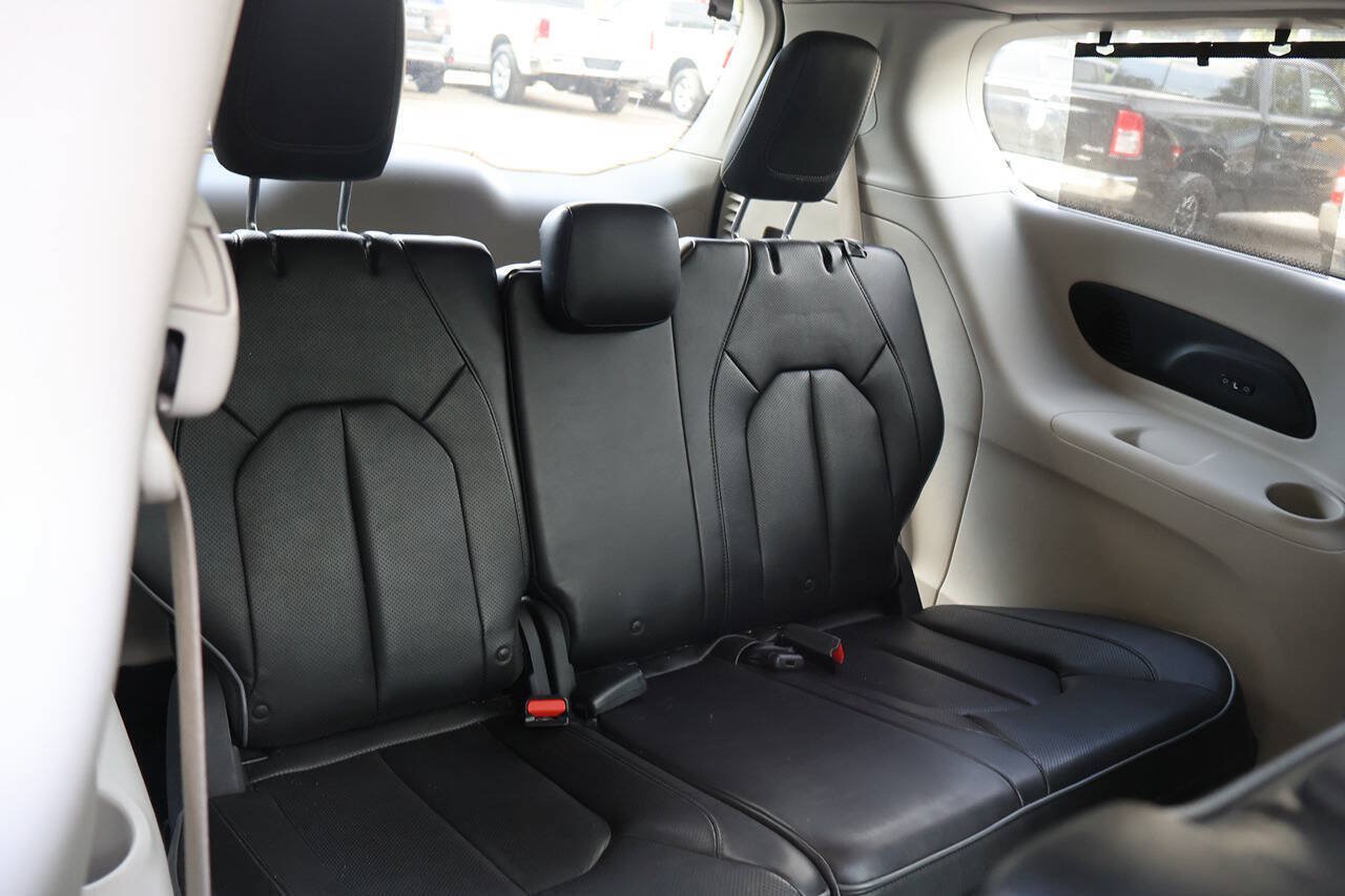 Used 2018 Chrysler Pacifica Limited FWD image 29