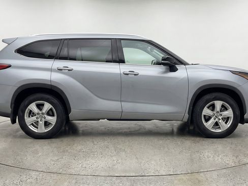 Used 2025 Toyota Highlander LE FWD image 11