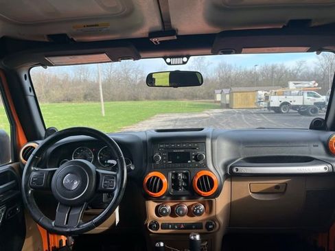 Used 2012 Jeep Wrangler Unlimited Sahara image 11